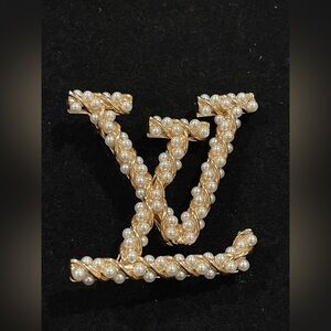 Fashion Jewelry Stamped Gold and Pearl Brooch